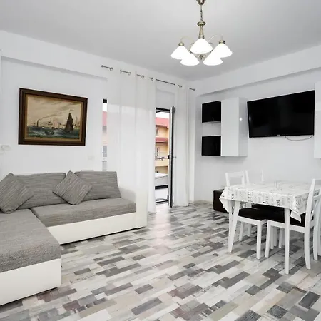 Amos 1 Apartment *